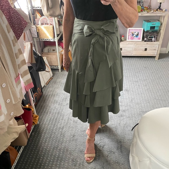 Vince Camuto, asymmetric, tiered, ruffled midi skirt with matching belt. SZ XS - Picture 3 of 11